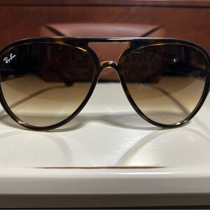 Ray-Ban CATS 5000 classic sunglasses. Excellent condition. Worn once.